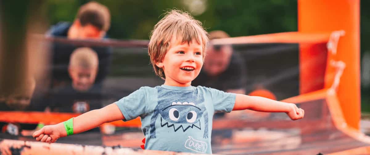 Chłopiec bawi się na torze przeszkód.